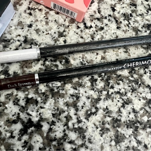 NEW Mixed Makeup Bundle - Picture 4 of 7